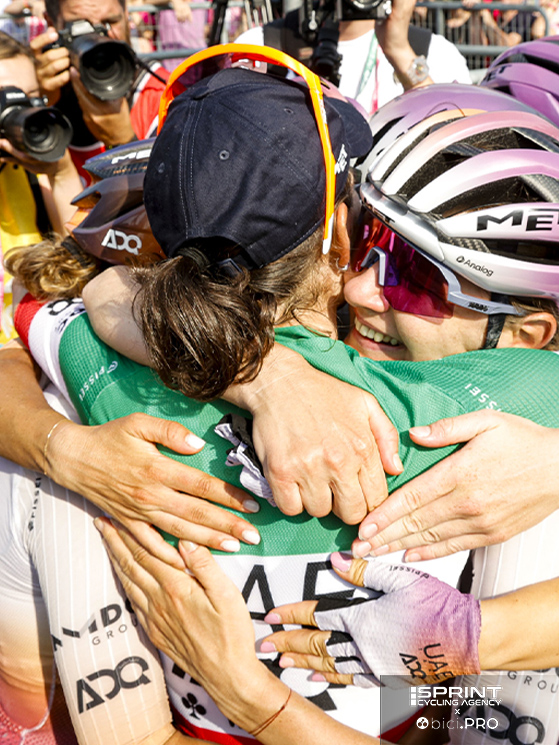 L'abbraccio del UAE Team ADQ per Elisa Longo Borghini, vincitrice a Saluzzo
