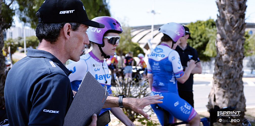 Marco Pinotti in una foto d'archivio con la sue ragazze