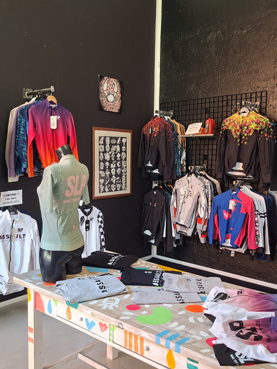Al piano terra è stato allestito lo showroom nel quale è possibile vedere e scoprire le collezioni di SLP