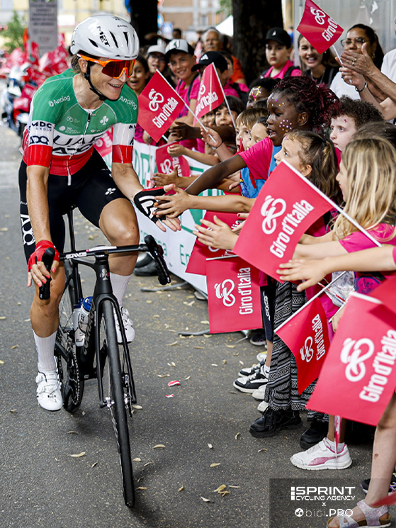 Dopo due vittorie consecutive al Giro d'Italia, Elisa Longo Borghini è stata la beniamina dei bimbi