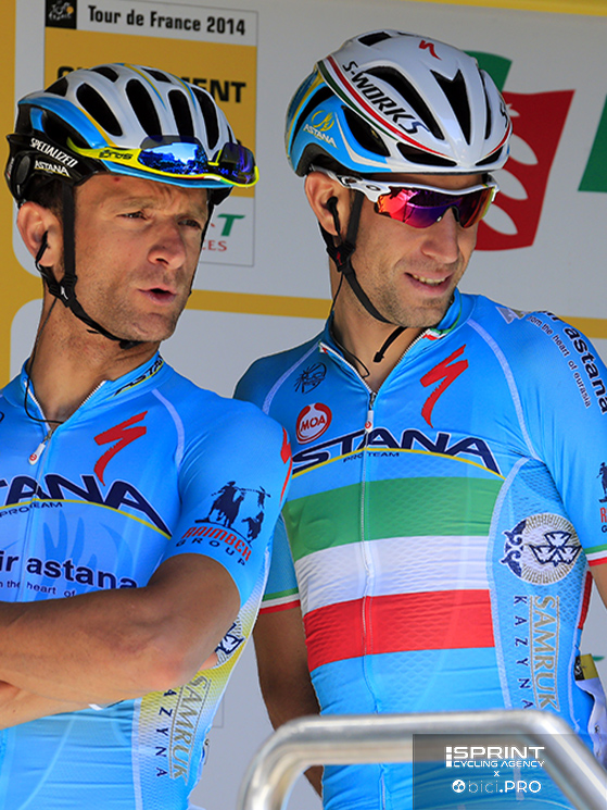 Vincenzo con Scarponi al via del Tour con questo tricolore, sul cui disegno Martinelli avrebbe tanto da raccontare