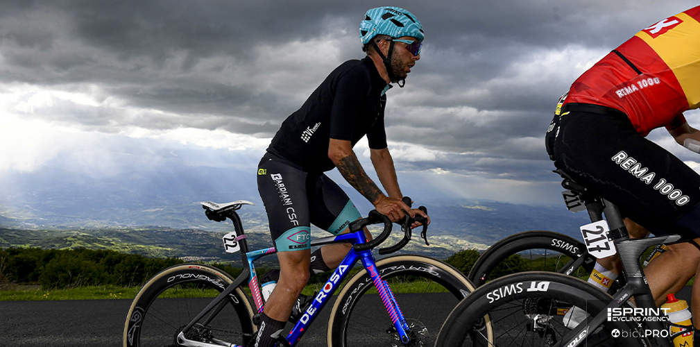 Il Giro 2026 ha visto Marcellusi e la sua De Rosa in fuga verso Cosenza, Napoli, Fermo, Corno alle Scale e Milano