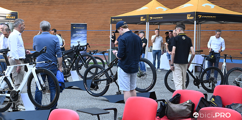 Nella mattinata del Vigorelli, la vasta esposizione dei modelli Pardus, dalla strada al gavel, passanto per TT e MTB