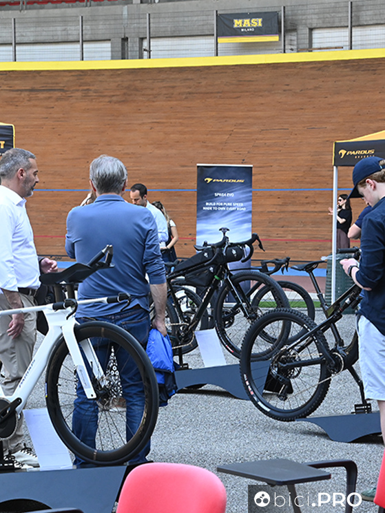 Nella mattinata del Vigorelli, la vasta esposizione dei modelli Pardus, dalla strada al gavel, passando per TT e MTB