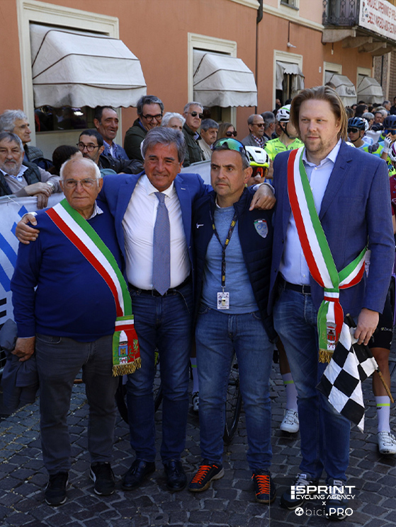 Roberto Pella, parlamentare e sindaco di Valdengo in Piemonte, al Giro dell'Appennino