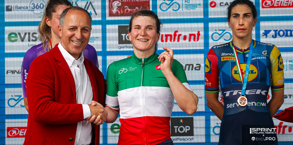 Per il settimo tricolore di Elisa Longo Borghini, la stretta di mano di Cordiano Dagnoni, presidente della FCI