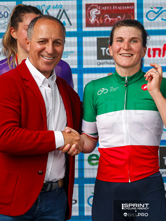 Per il settimo tricolore di Elisa Longo Borghini, la stretta di mano di Cordiano Dagnoni, presidente della FCI