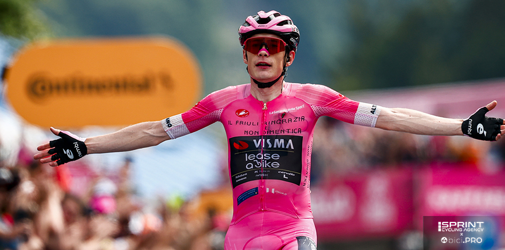 A Piancavallo ha trionfato Vingegaard, con indosso la maglia rosa personalizzata