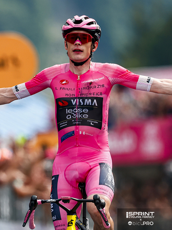 A Piancavallo ha trionfato Vingegaard, con indosso la maglia rosa personalizzata