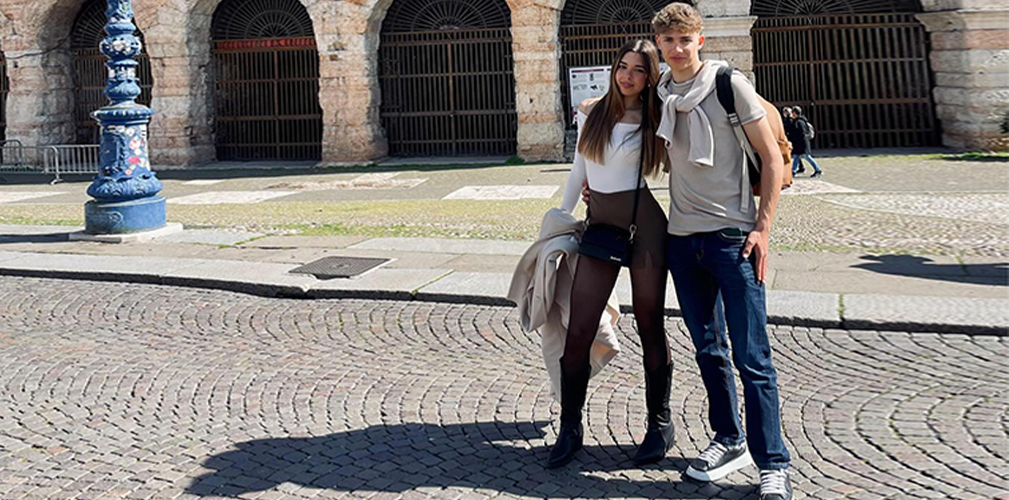 Balliana vive a Brescia, la sua ragazza Aurora in Sardegna: qui sono all'Arena di Verona (immagine Instagram)