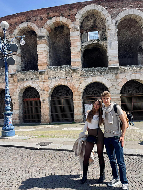 Balliana vive a Brescia, la sua ragazza Aurora in Sardegna: qui sono all'Arena di Verona (immagine Instagram)