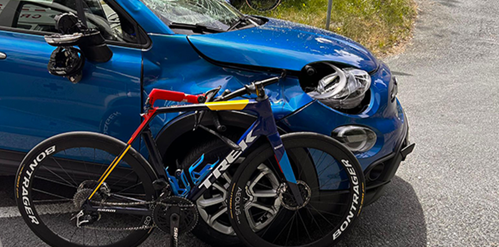 L'urto fra GabriL'urto fra Gabriele Scagliola e l'auto è stato così violento che il manubrio della bici ha aperto il cofano dell'autoele Scagliola e l'auto è stato così vioento che il manubrio della bici ha aperto il cofano dell'auto