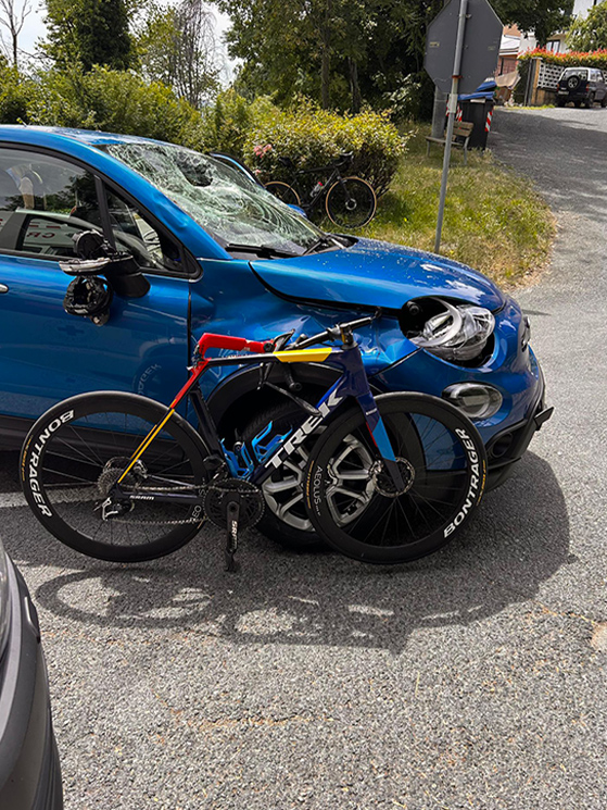 L'urto fra Gabriele Scagliola e l'auto è stato così vioento che il manubrio della bici ha aperto il cofano dell'auto