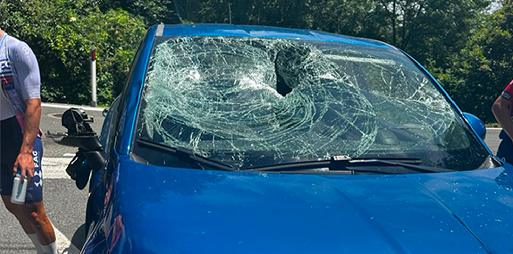 Svoltando, l'auto ha tagliato la strada a Gabriele, che è stato sbalzato sul parabrezza