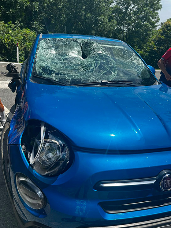 Svoltando, l'auto ha tagliato la strada a Gabriele, che è stato sbalzato sul parabrezza