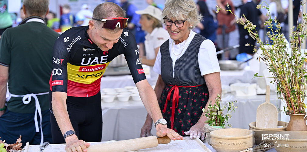 I banchi per spiegare ai corridori come si fanno i pizzoccheri sono dell'Accademia del Pizzocchero: qui Tim Wellens