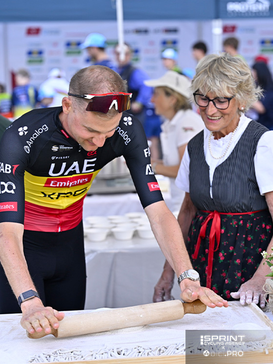 I banchi per spiegare ai corridori come si fanno i pizzoccheri sono dell'Accademia del Pizzocchero: qui Tim Wellens