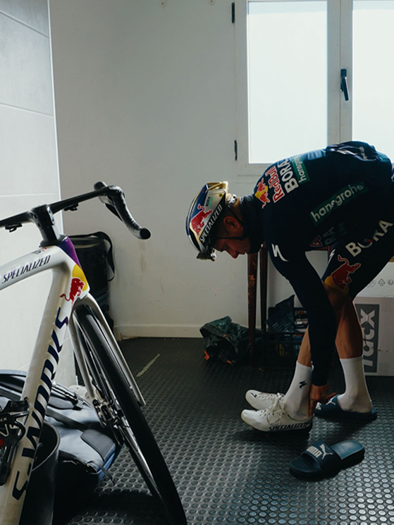 In queste settimane di lavoro in altura, Evenepoel ha cambiato allenatore (foto Redbull-Bora-Hansgrohe)