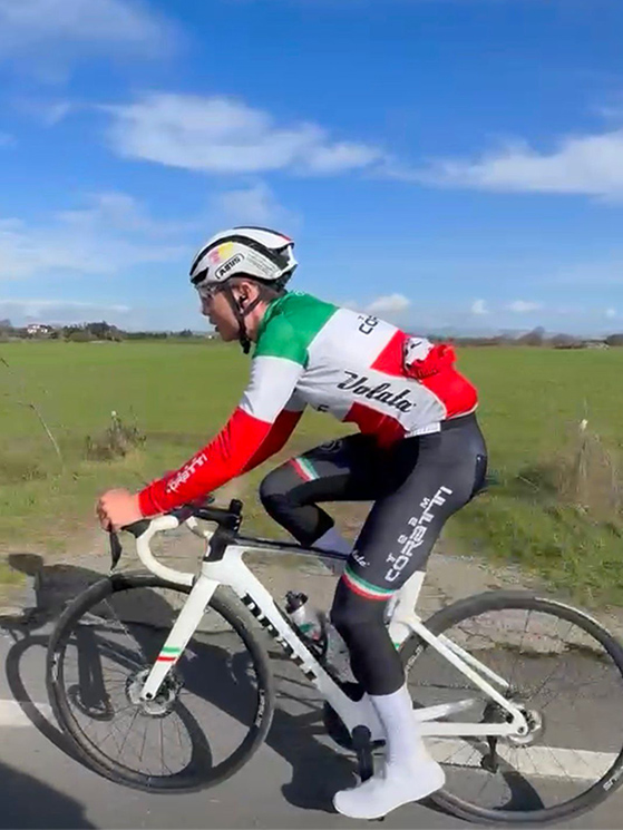 Carosi ha vinto il tricolore juniores nel 2025 a Trieste, correndo da junior di primo anno