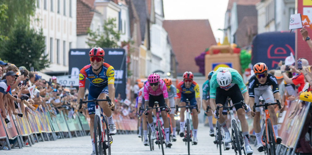 Lo sprint vittorioso di Bagioli a Steyr, battendo gli americani Vermaecke e August (foto Groder)