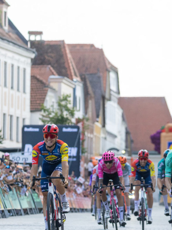 Lo sprint vittorioso di Bagioli a Steyr, battendo gli americani Vermaecke e August (foto Groder)