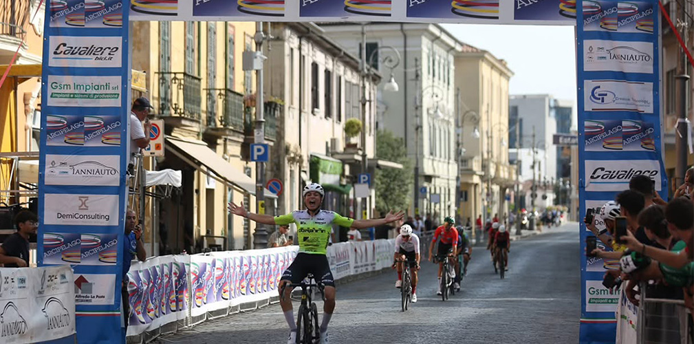 La volata vincente alla Ciociarissima, svettando su Dell'Olio, Fedrizzi e altri 6 corridori (foto Facebook)