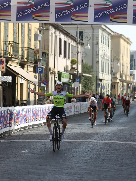 La volata vincente alla Ciociarissima, svettando su Dell'Olio, Fedrizzi e altri 6 corridori (foto Facebook)