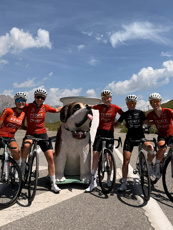 Sara Casasola con le sue compagne nel ritiro in Francia per preparare il prossimo Tour (foto Instagram)