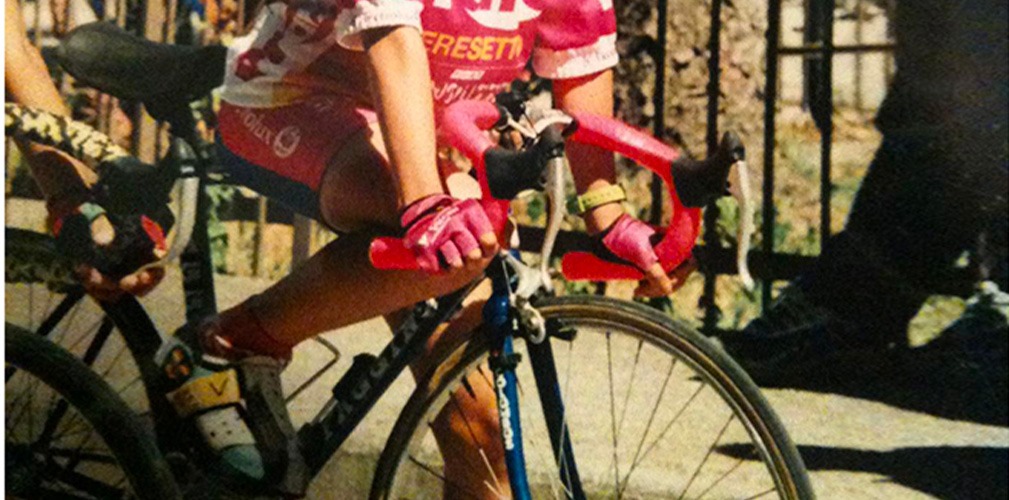 E' il 1998, Elena Cecchini esordisce da G1 nella Libertas Ceresetto. Bici blu, nastro manubrio rosa e allenamenti nella pista di Martignacco