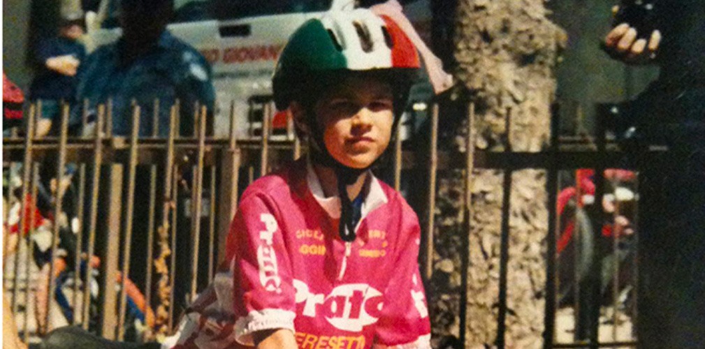 E' il 1998, Elena Cecchini esordisce da G1 nella Libertas Ceresetto. Bici blu, nastro manubrio rosa e allenamenti nella pista di Martignacco
