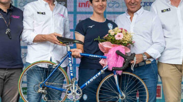 Elena Cecchini (tra suo zio Andrea e Dagnoni) con la sua prima bici da giovanissima (foto Andrea Nicodemo)