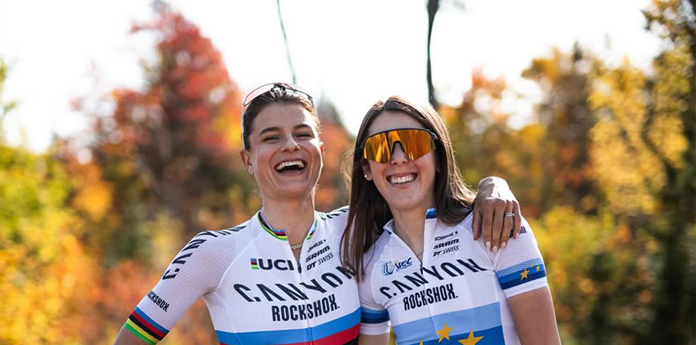 Corvi insieme a Jenny Rissveds, la svedese campionessa mondiale in carica, sua compagna alla Canyon XC (foto Rossbell)