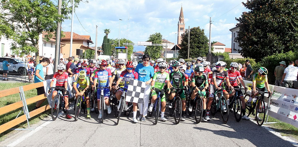 La domenica mattina prima dell'ultima tappa, si è disputata la gara riservata agli esordienti (foto Bolgan)