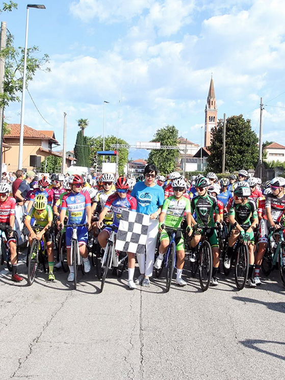 La domenica mattina prima dell'ultima tappa, si è disputata la gara riservata agli esordienti (foto Bolgan)