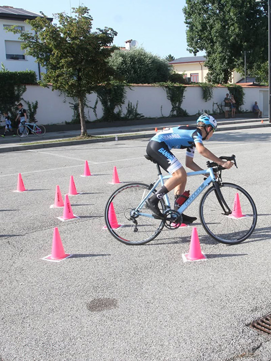 I giovanissimi si sono sfidati anche nelle classiche "gimkane" e prove di abilità (foto Bolgan)