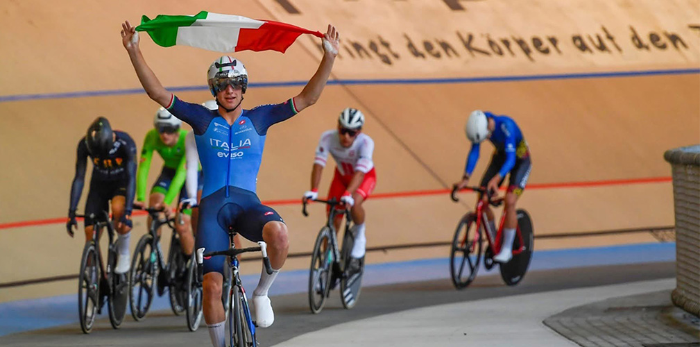 Tripudio finale per Nicola Padovan dopo la conquista del titolo nell'omnium (foto UEC)