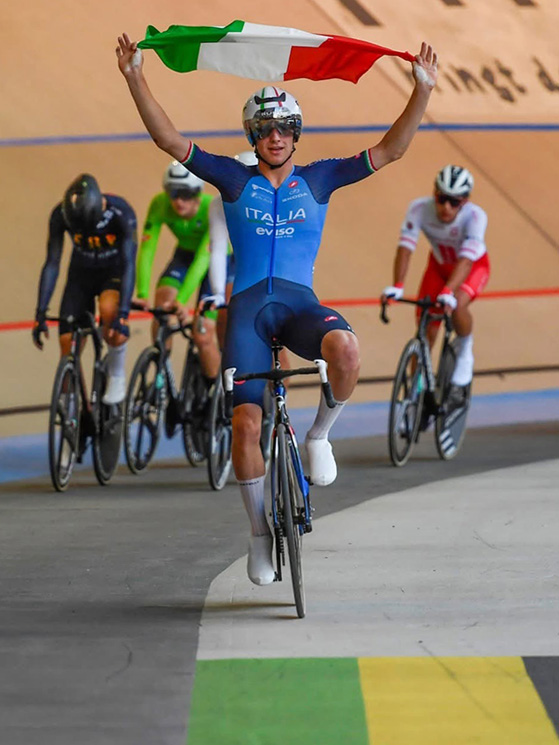 Tripudio finale per Nicola Padovan dopo la conquista del titolo nell'omnium (foto UEC)