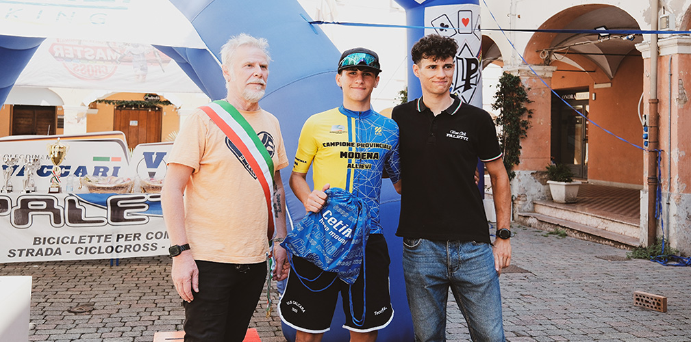 Paletti (mentre premia Taddei campione provinciale allievi) ha incontrato amministrazioni e sponsor in prima persona (foto Lisa Paletti)