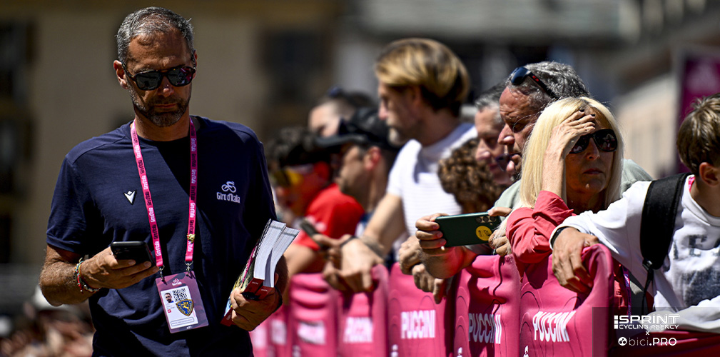 Marco Velo dopo il Giro d'Italia e il Giro Women come direttore di corsa, ha seguito gli italiani junior, elite e U23 su una moto