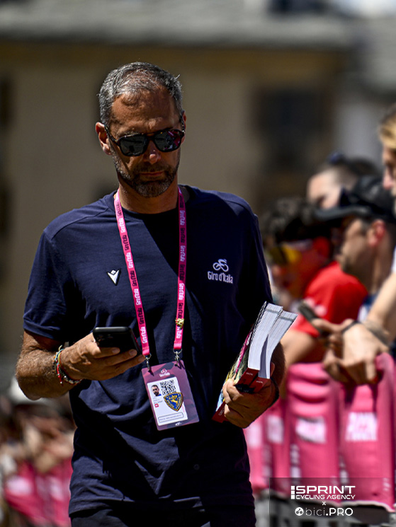 Marco Velo dopo il Giro d'Italia e il Giro Women come direttore di corsa, ha seguito gli italiani junior, elite e U23 su una moto