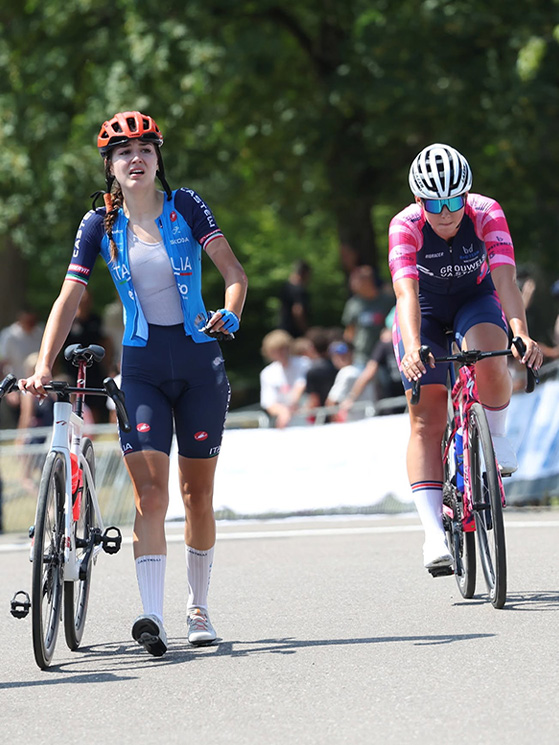 Uno scontro a pochissimi metri dal traguardo con una avversaria ha privato a Bianchi di giocarsi la vittoria della seconda tappa (foto Wim Van Tendeloo)
