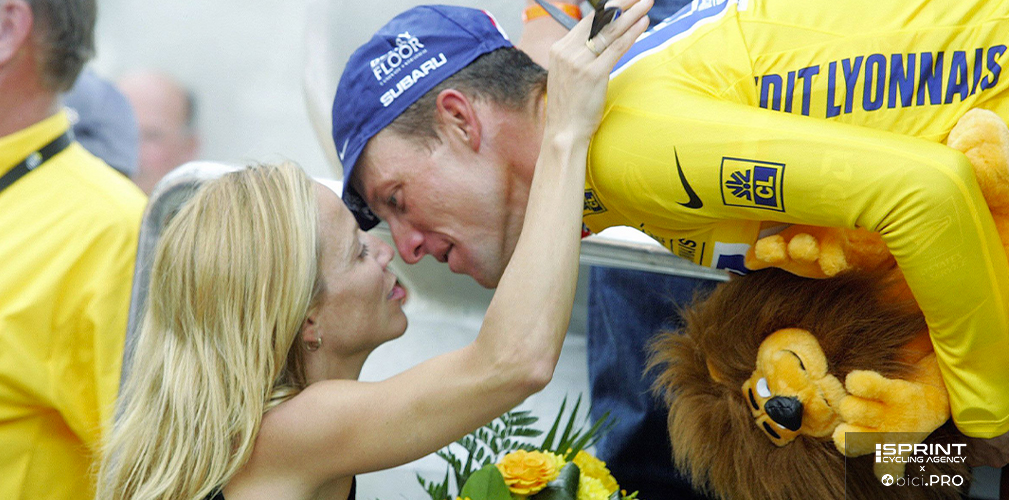Il 24 luglio 2005, Lance Armstrong conquista il settimo Tour e riceve il bacio di Sheryl Crow