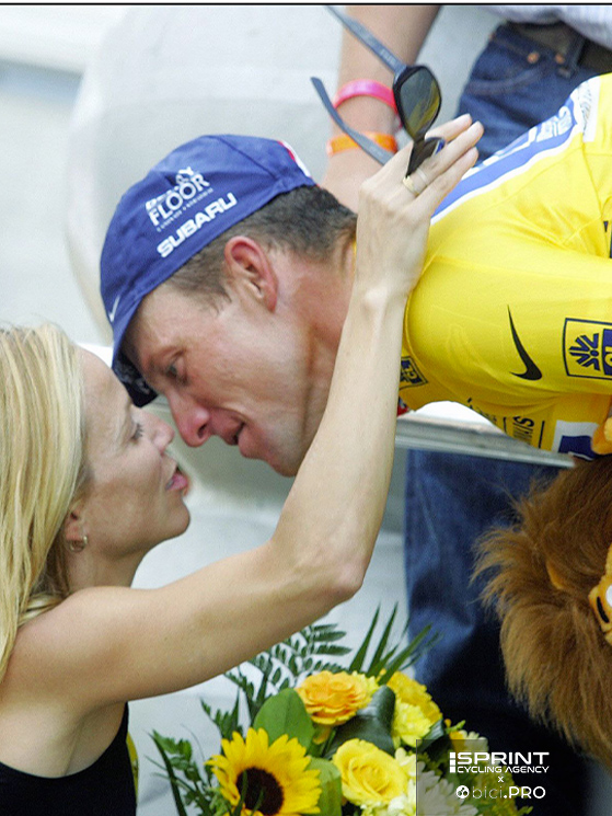 Il 24 luglio 2005, Lance Armstrong conquista il settimo Tour e riceve il bacio di Sheryl Crow