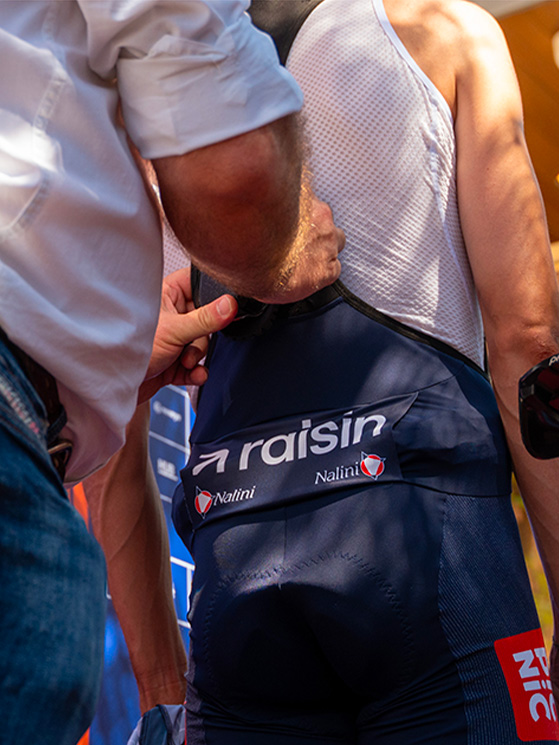 La cartuccia nel sistema Aerobag adottato da Nalini viene collocata al centro della schiena