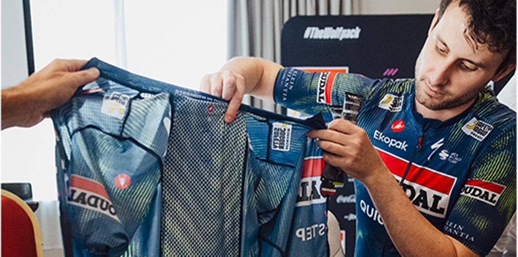 Francesco Ragazzini mostra l'interno della maglia dotata di airbag con brevetto Ragaz