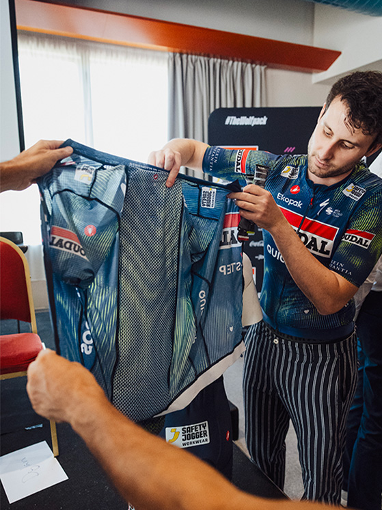 Francesco Ragazzini mostra l'interno della maglia dotata di airbag con brevetto Ragaz