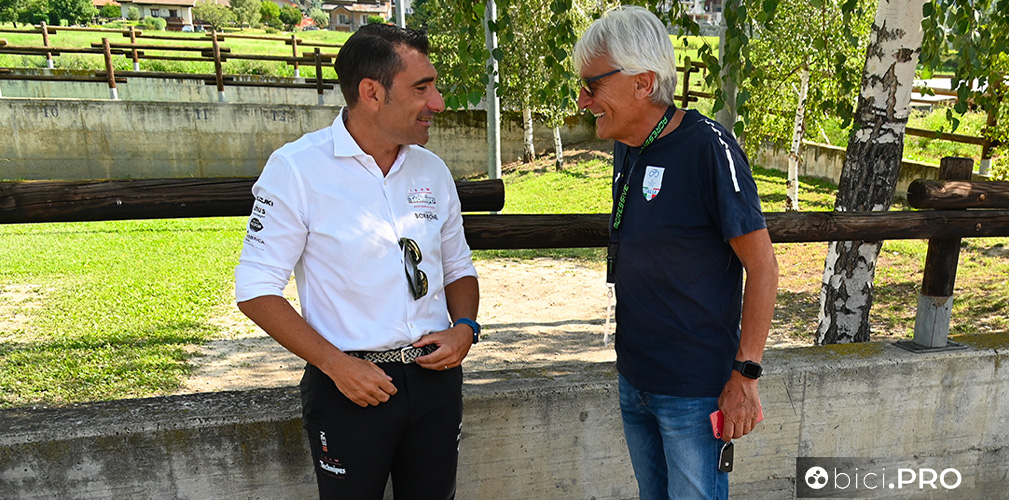 Il cittì azzurro Amadori ha raggiunto da ieri il Giro della Valle d'Aosta. Qui con Chicchi, ds della Technipes