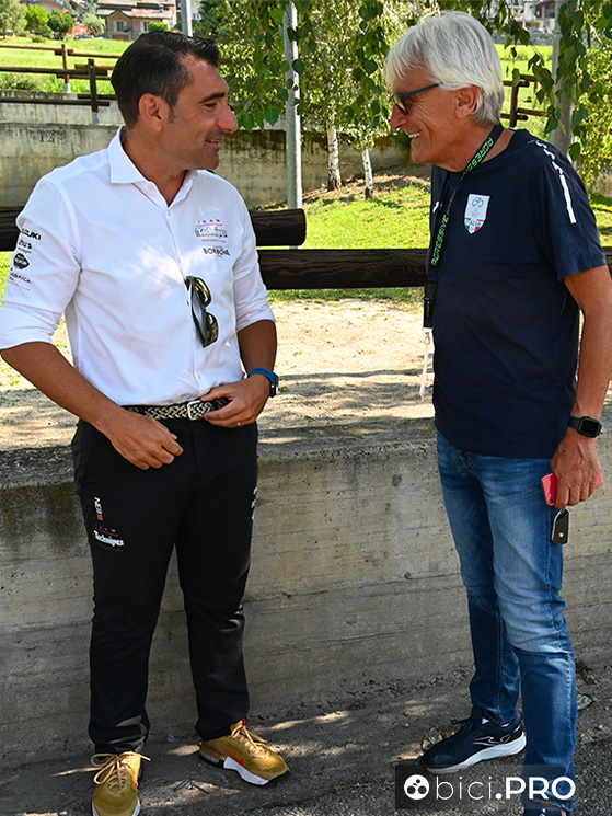 Il cittì azzurro Amadori ha raggiunto da ieri il Giro della Valle d'Aosta. Qui con Chicchi, ds della Technipes