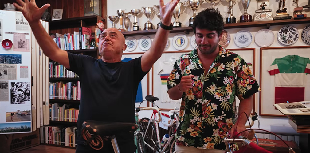 Nel museo di Baldini a Forlì, mimando il podio olimpico del 1965, quando il pubblico cantò l'inno