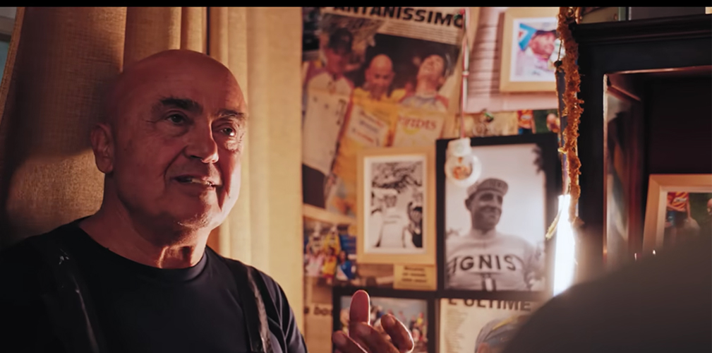 Primo episodio, Vittorino è appena arrivato e non conosce il ciclismo: zio Athos gli spiega chi siano stati Pantani e Baldini